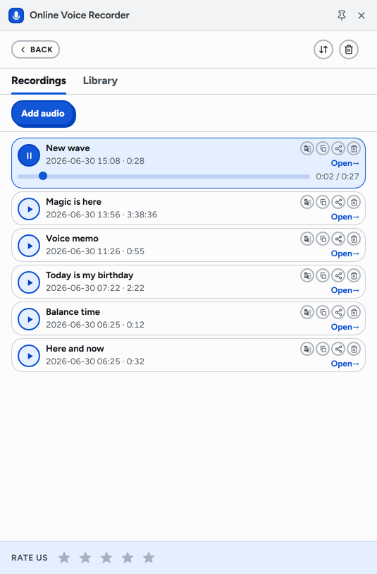 Le panneau latéral Voice Recorder, onglet Enregistrements : New wave est en lecture (avec une barre de progression), puis Magic is here, Voice memo, Today is my birthday, Balance time et Here and now, chacun avec les actions lecture, traduction, copie, partage et suppression.
